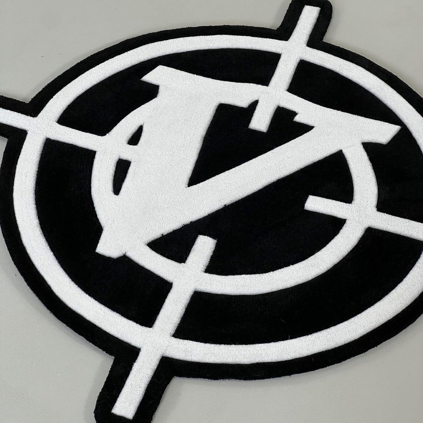 V-LOGO RUG